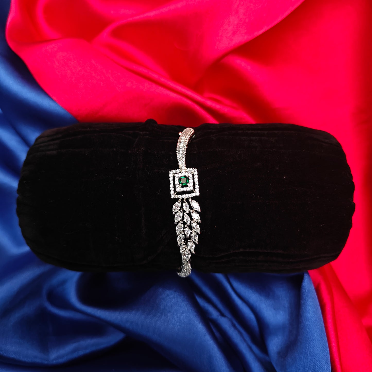 Beautiful Silver Bracelet In Green Stone