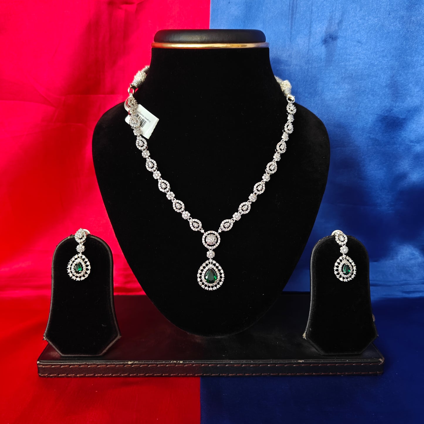 Elegant Silver Short Necklace In Green Stone