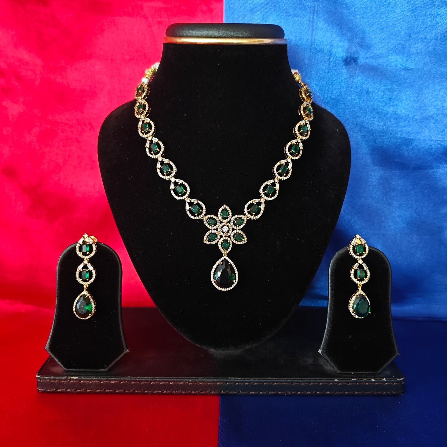 Beautiful Victorian Short Necklace In Green Stone