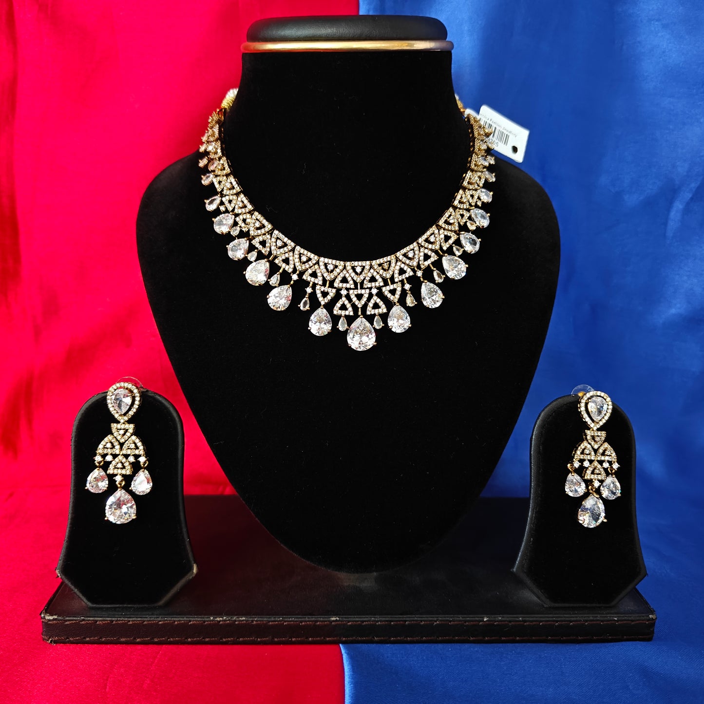 Beautiful Victorian Short Necklace In White Stone