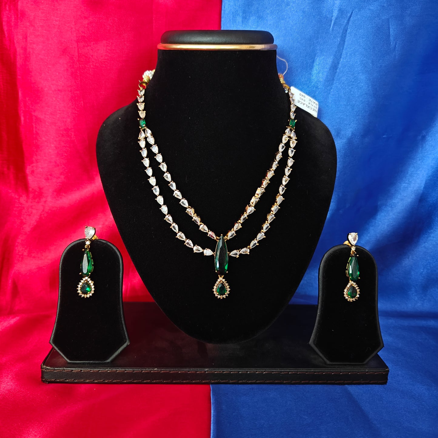 Elegant Victorian Short Necklace In Green Stone