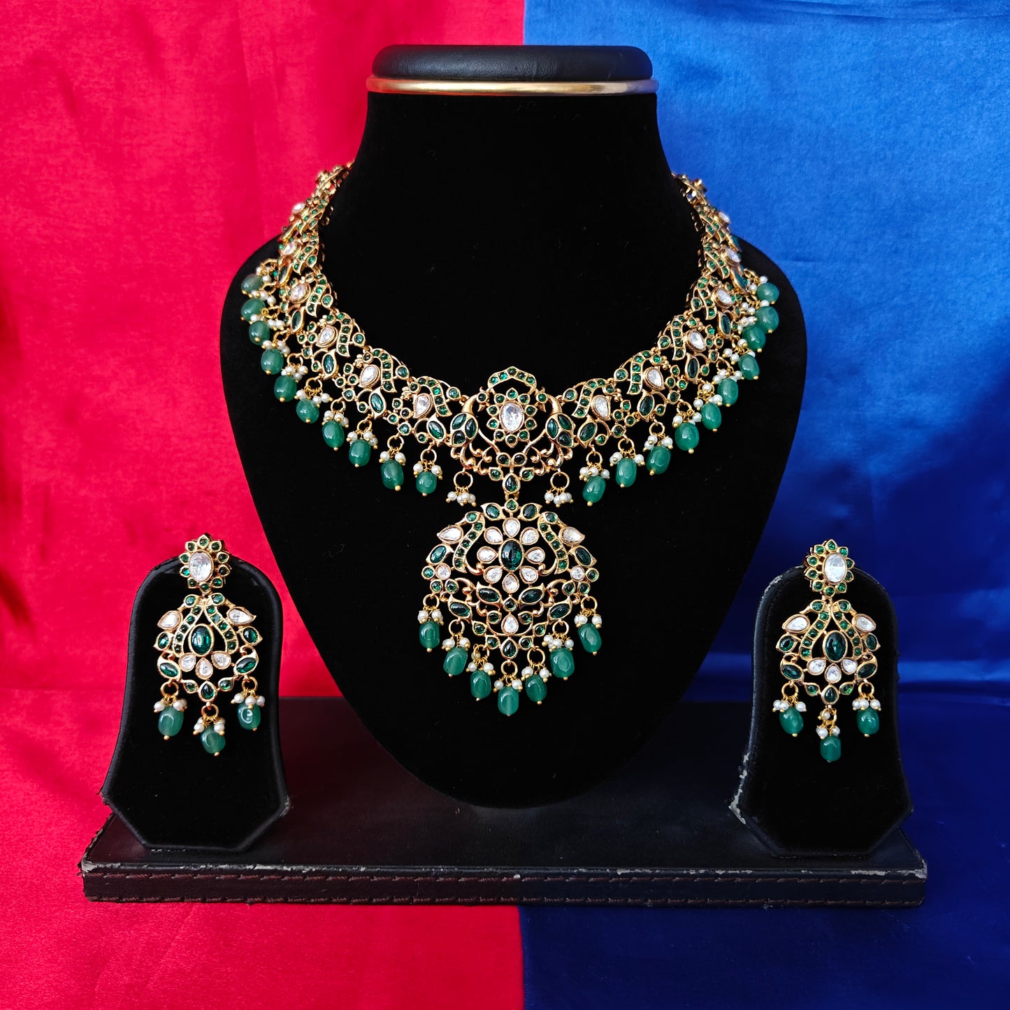 Beautiful Jadau Kundan Short Necklace In Green Stone