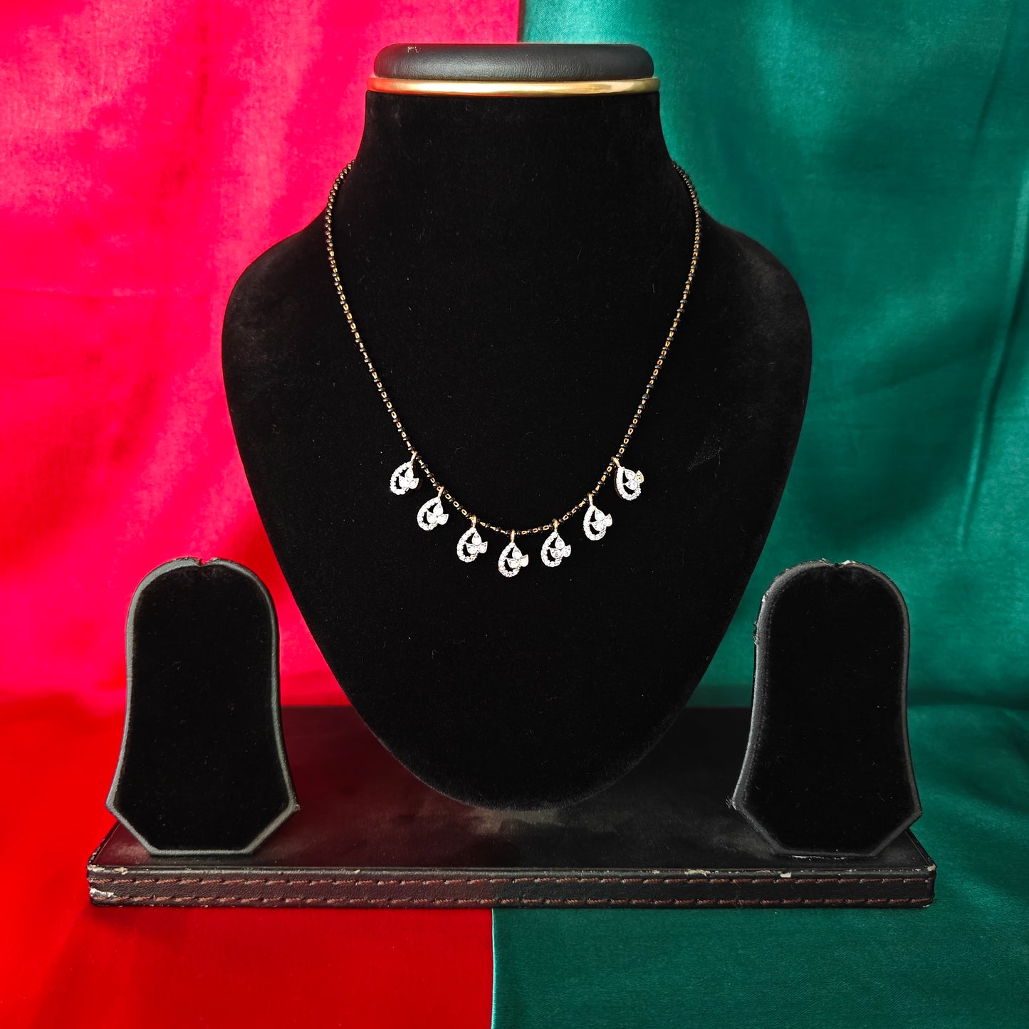 Beautiful Black Beads Short In White Stone