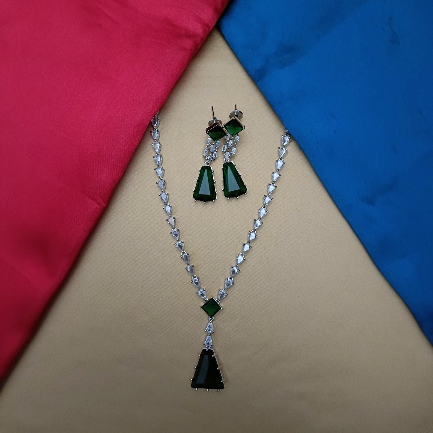 Elegant Silver Short Necklace In Green Stone