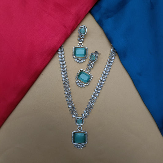 Elegant Silver Short Necklace In Pista Green Stone