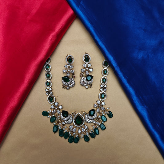 Beautiful Victorian Short Necklace In Green Beads