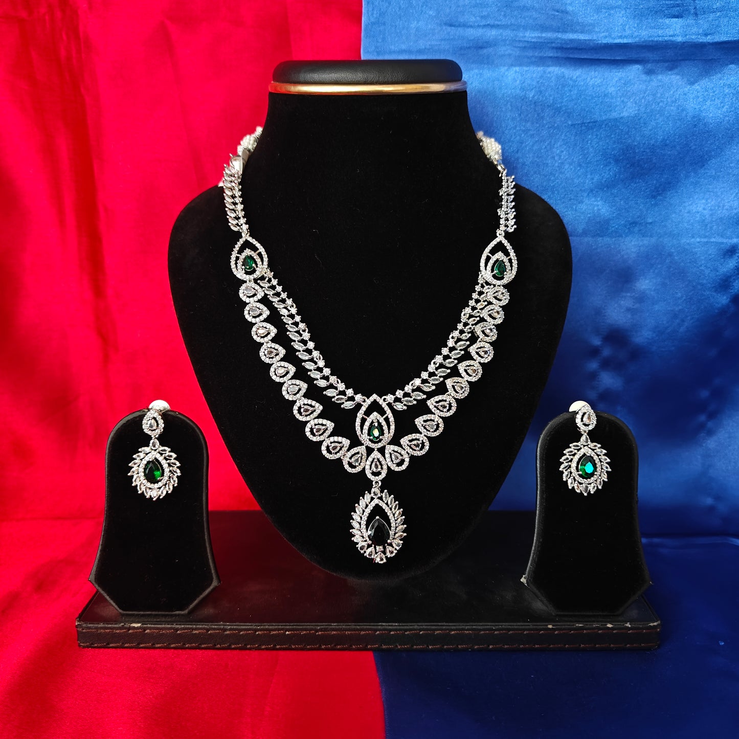 Elegant Silver Short Necklace In Green Stone