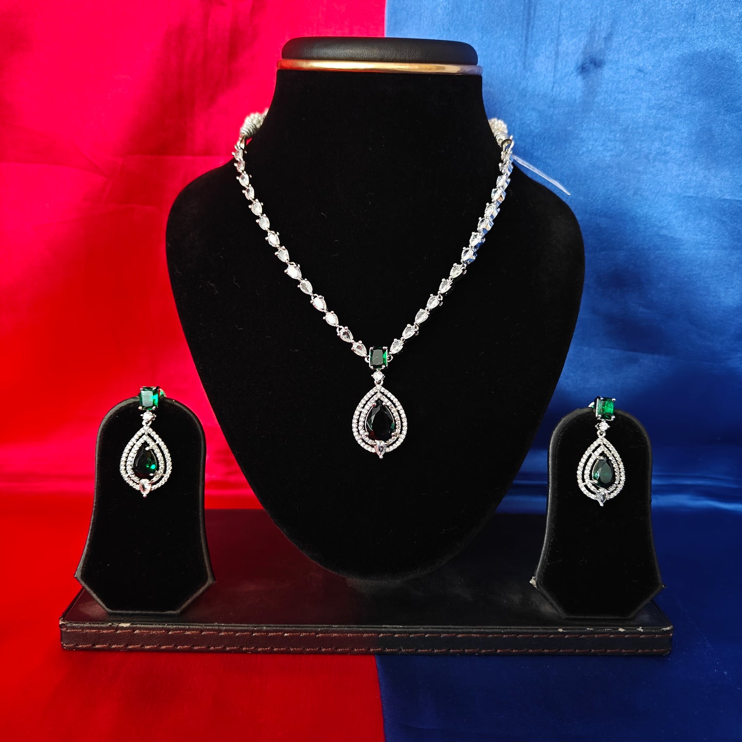 Elegant Silver Short Necklace In Green Stone