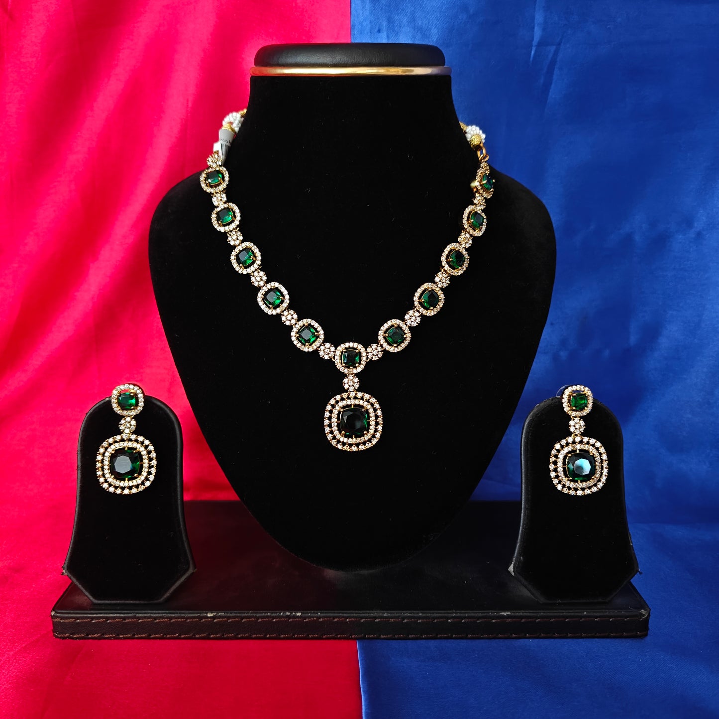 Elegant Victorian Short Necklace In Green Stone