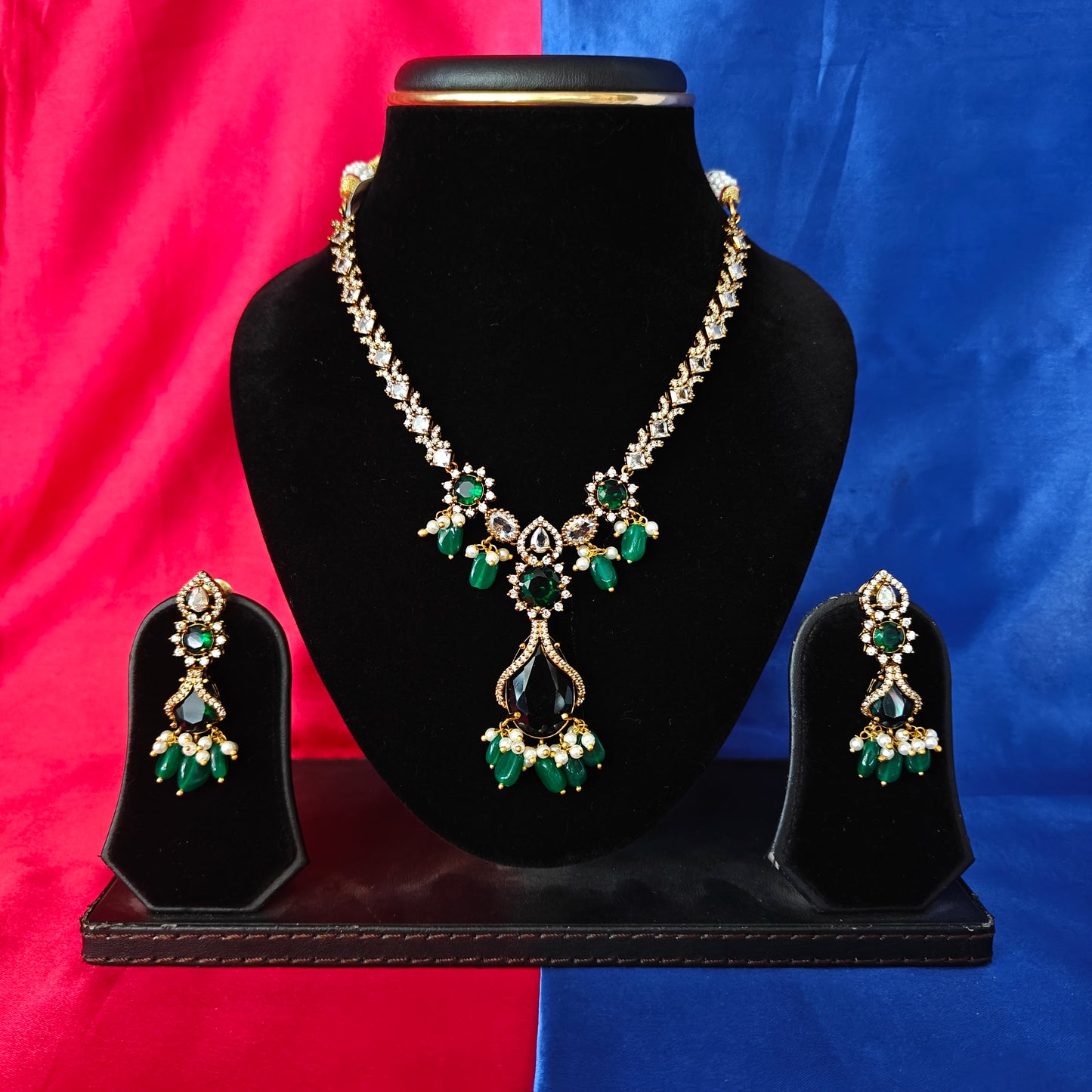 Elegant Victorian Short Necklace In Green Beads