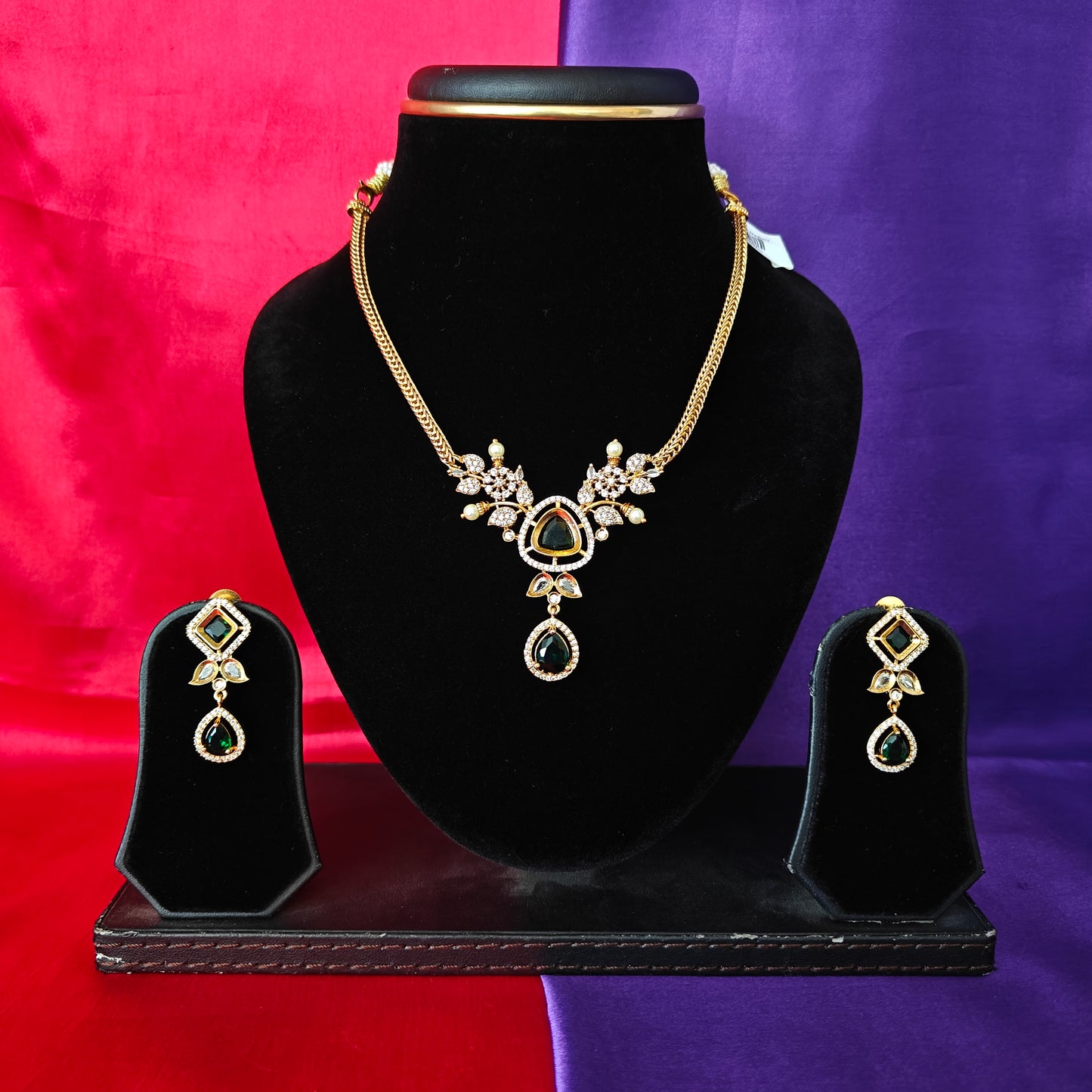 Beautiful Simple Non Necklace In Green Stone