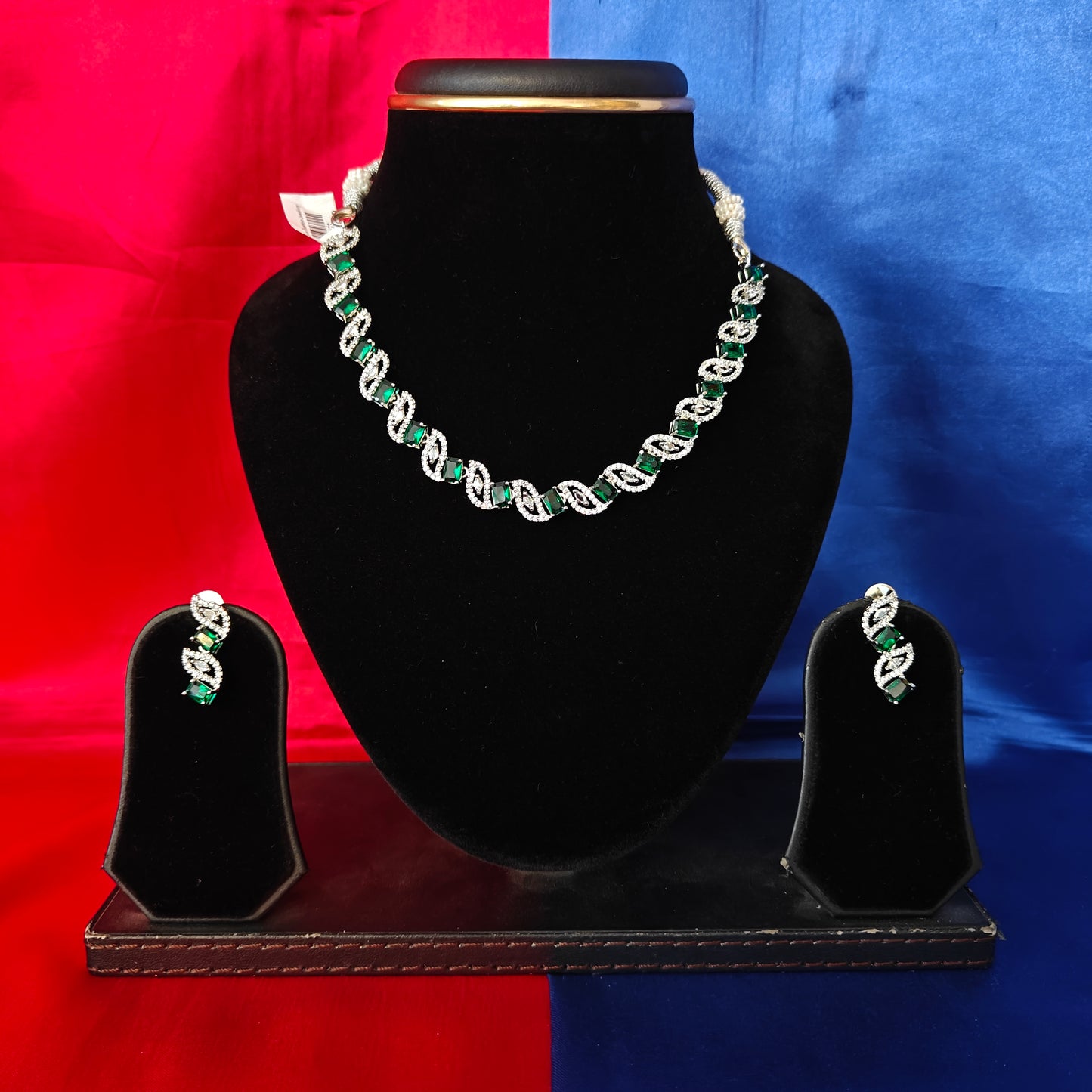 Elegant Silver Short Necklace In Green Stone