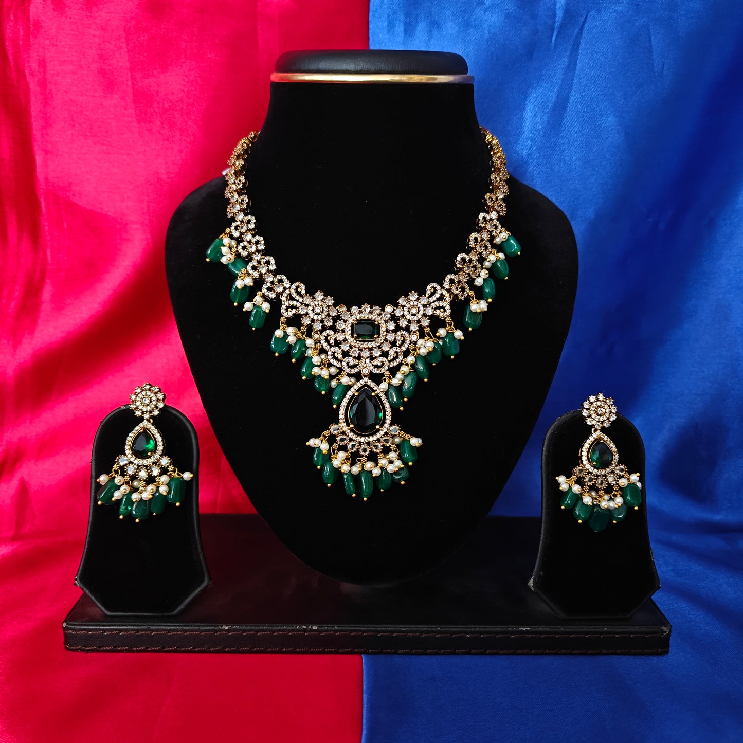 Elegant Victorian Short Necklace In Green Beads