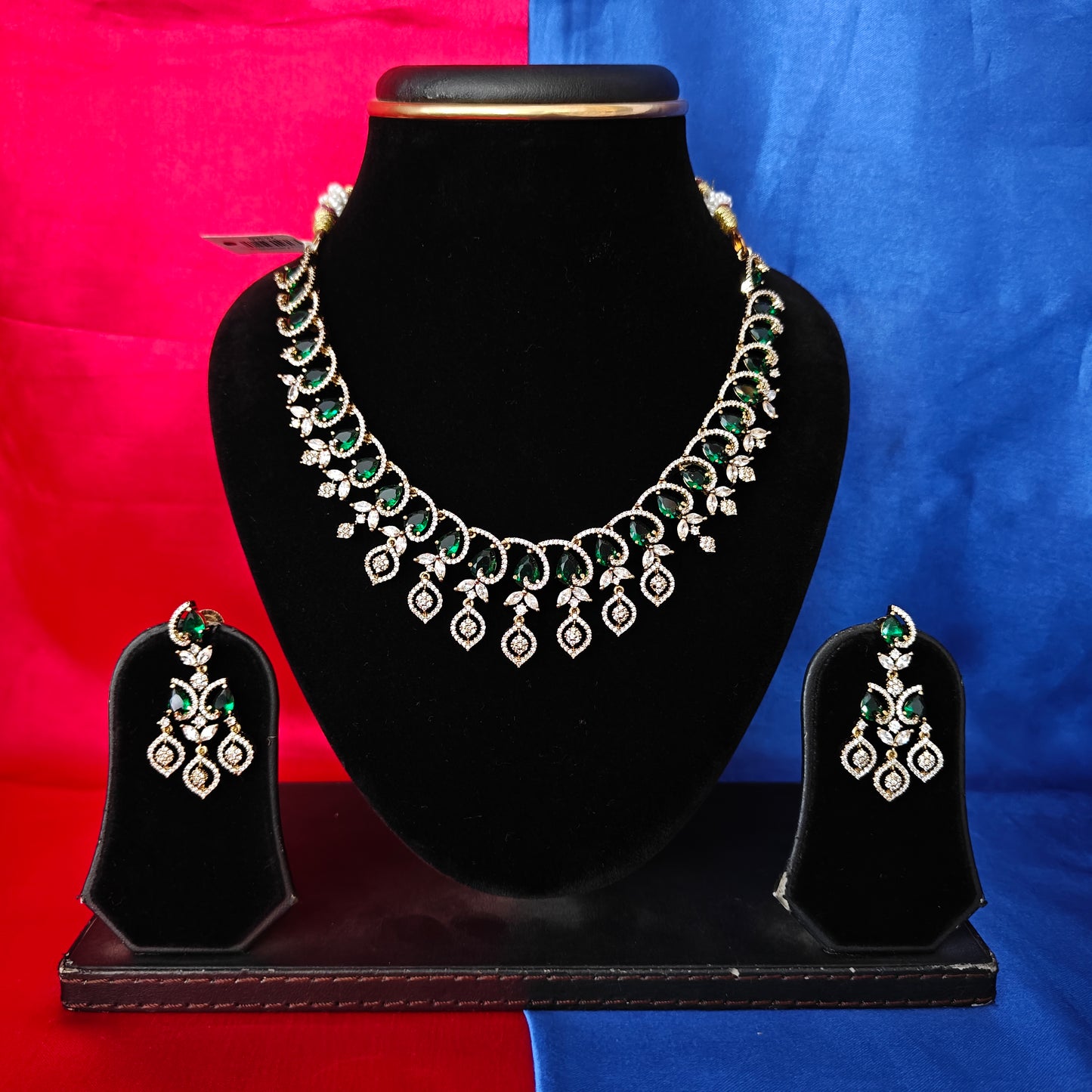 Beautiful Victorian Short Necklace In Green Stone