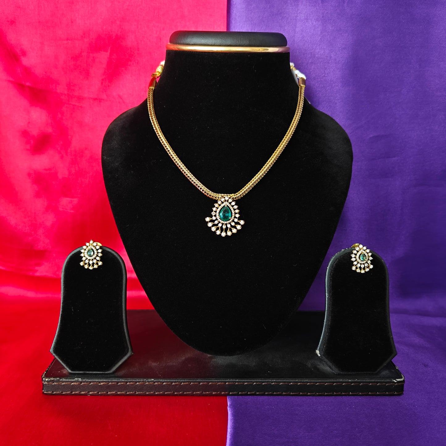 Beautiful Simple Non Necklace In Green Stone