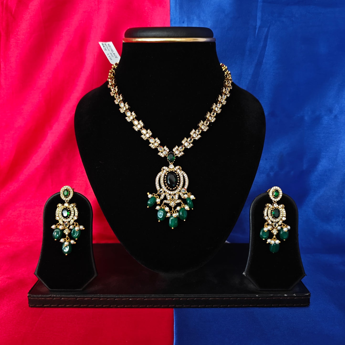 Elegant Victorian Short Necklace In Green Beads