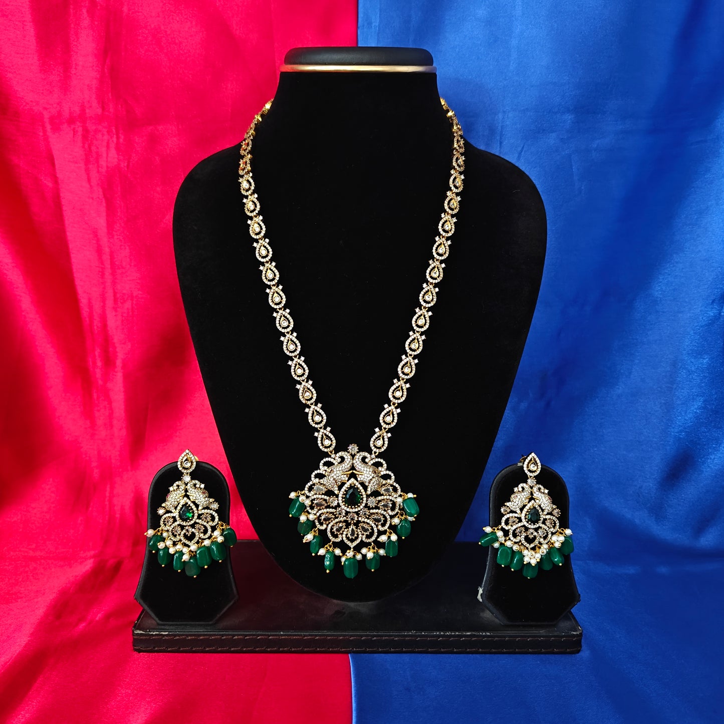 Elegant Victorian Long Necklace In Green Beads