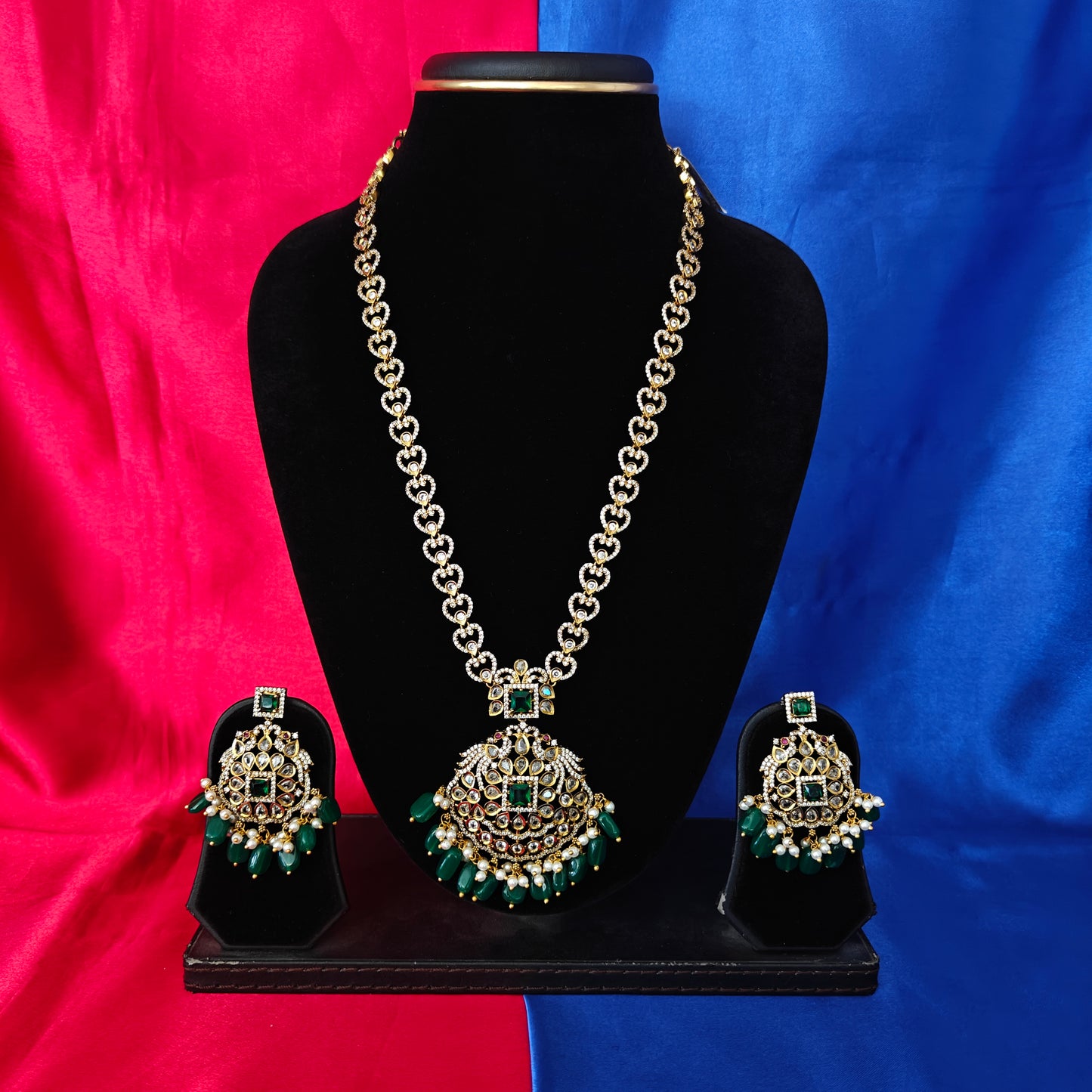 Elegant Victorian Long Necklace In Green Beads