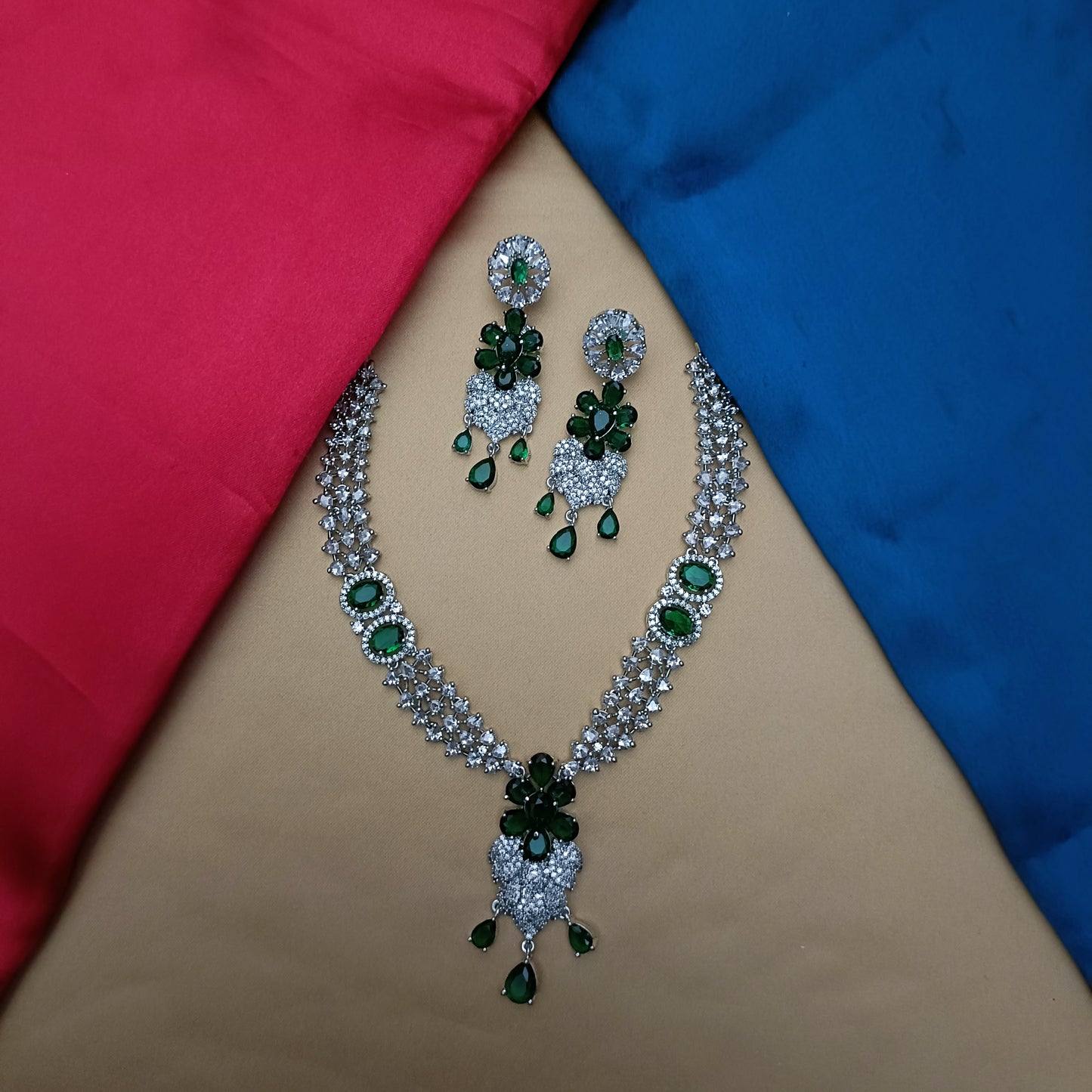 Elegant Silver Short Necklace In Green Stone