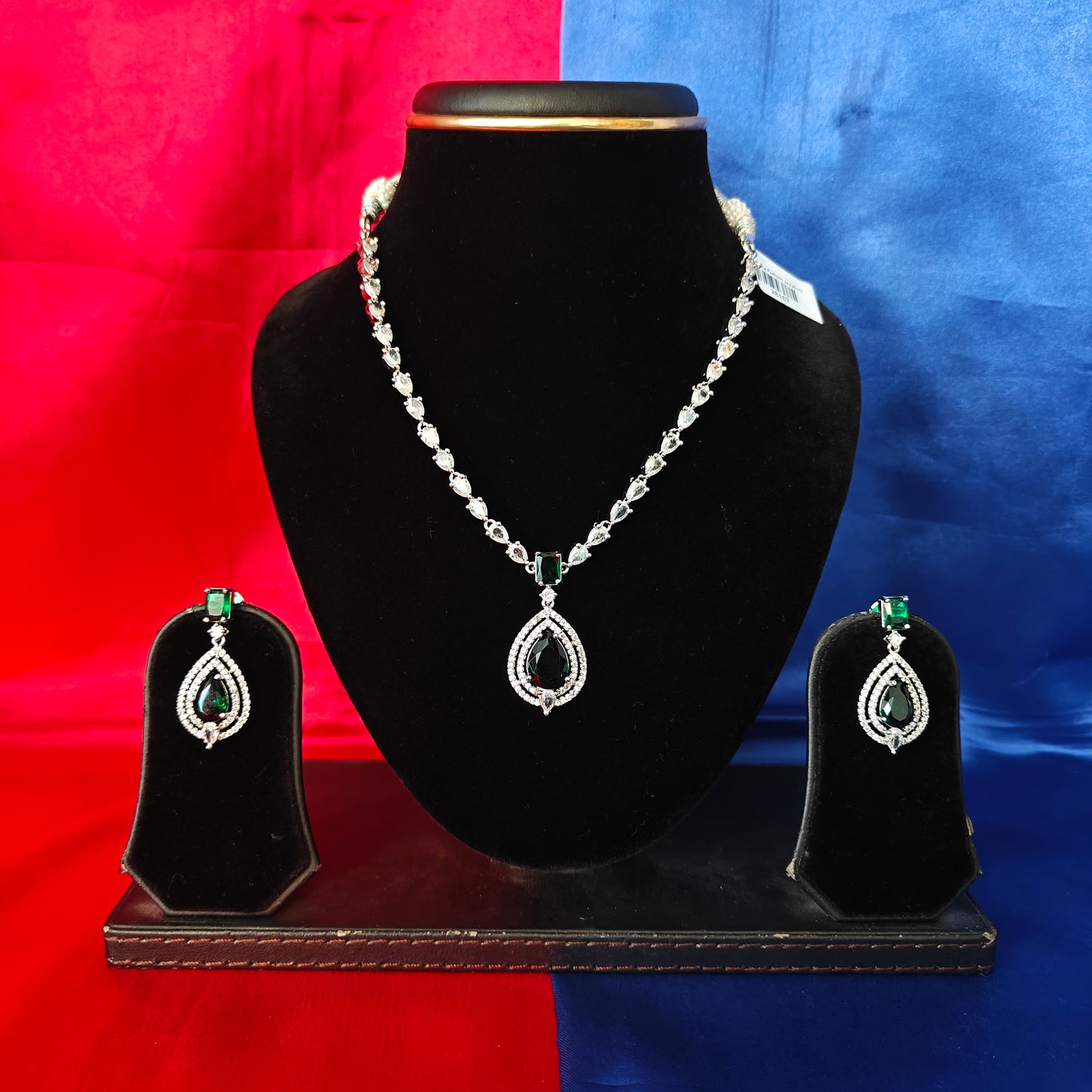 Elegant Silver Short Necklace In Green Stone