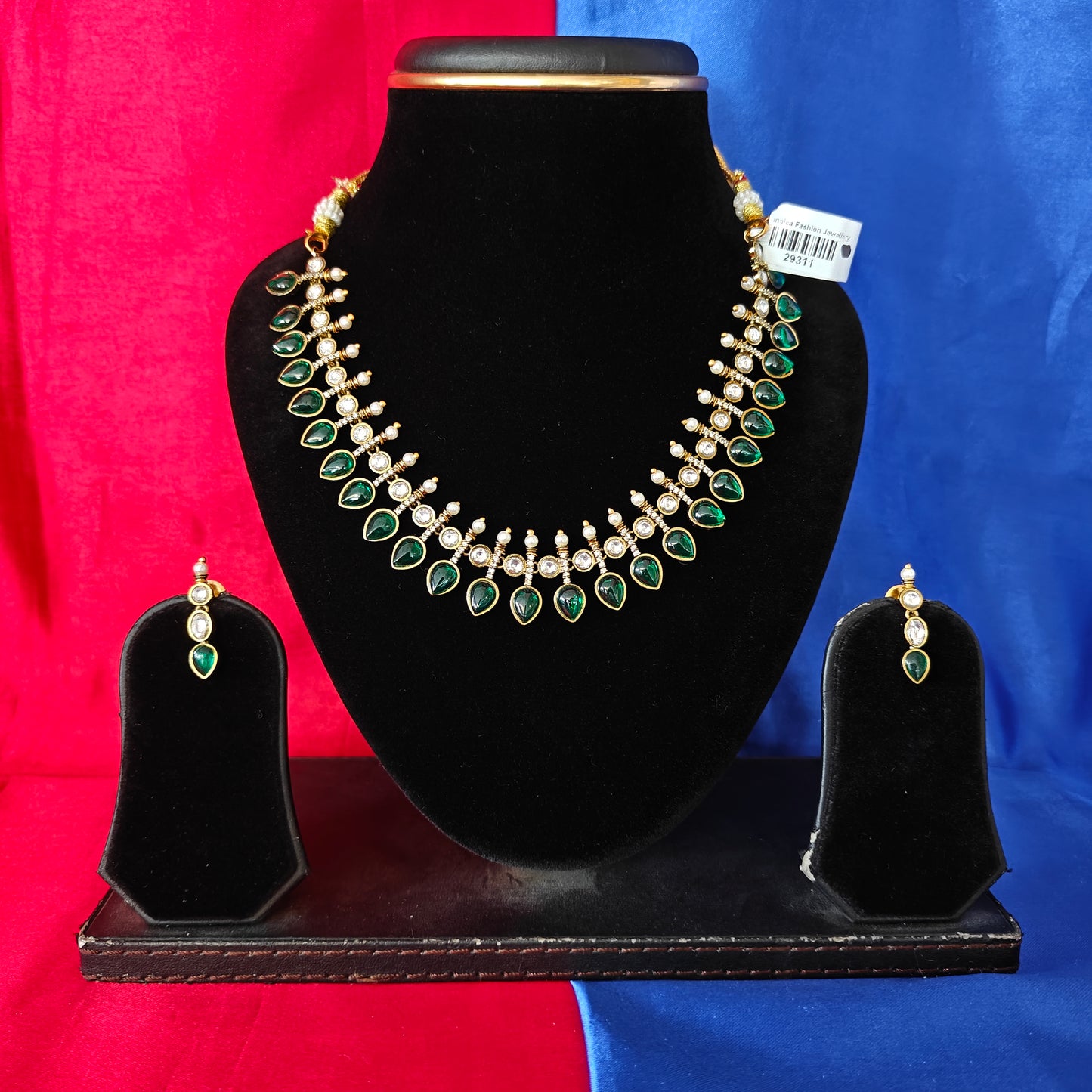 Beautiful Victorian Short Necklace In Green Stone