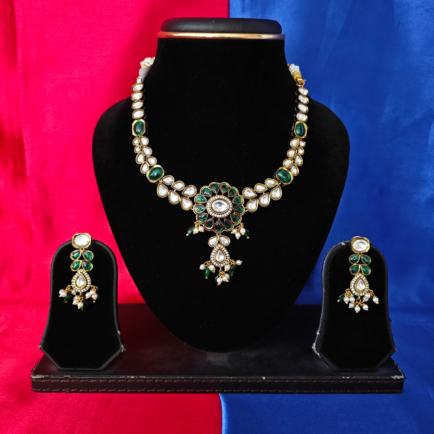 Beautiful Victorian Short Necklace In Green Stone
