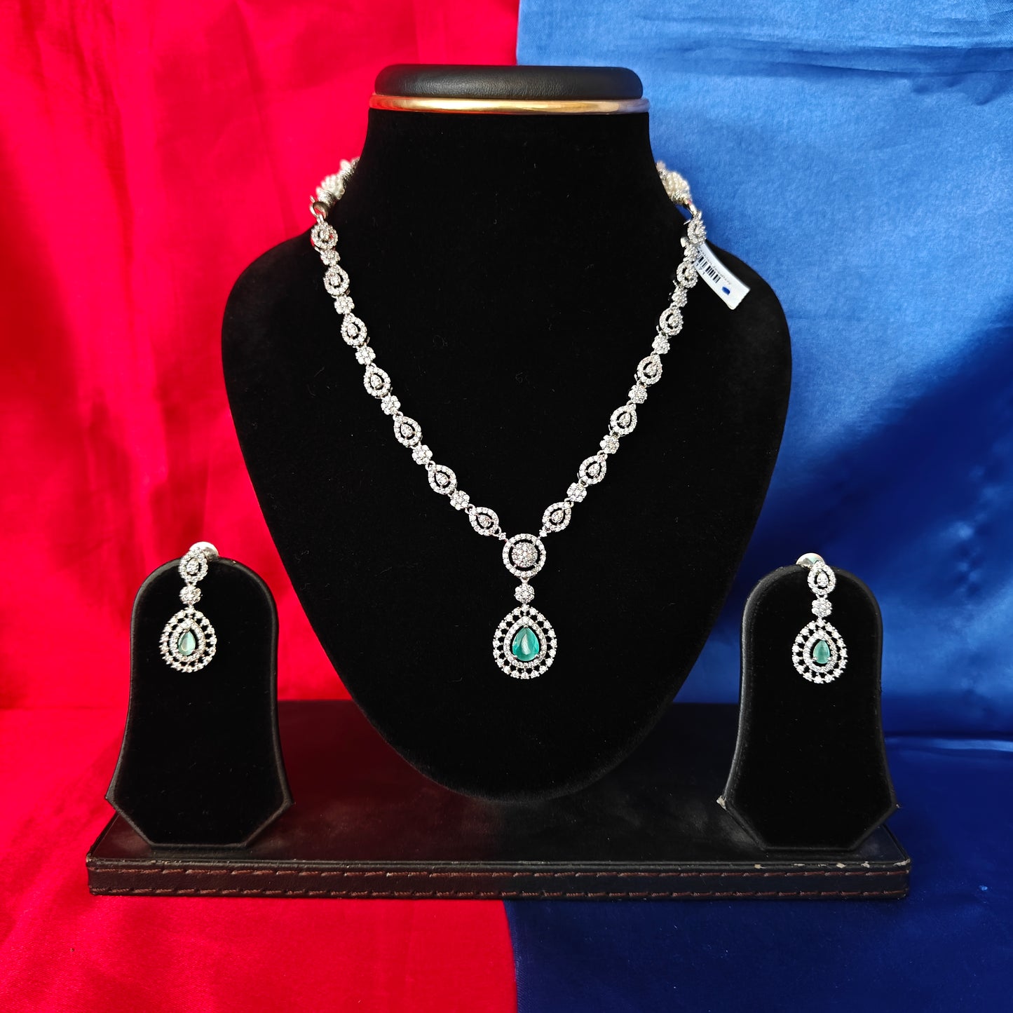 Elegant Silver Short Necklace In Pista Green Stone