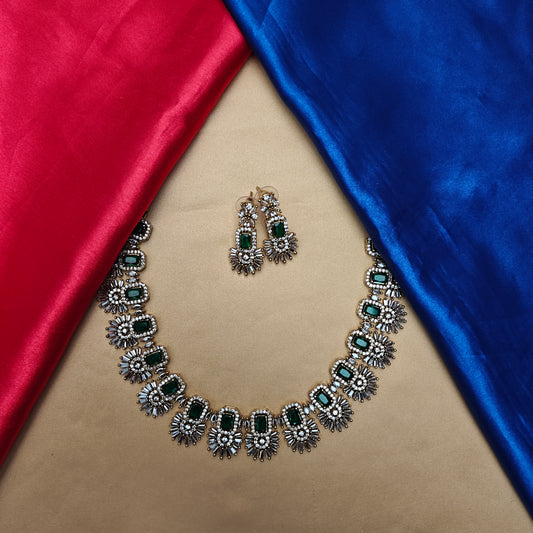 Beautiful Victorian Short Necklace In Green Stone