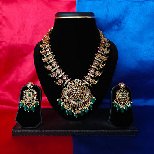 Beautiful Kundan Short Necklace