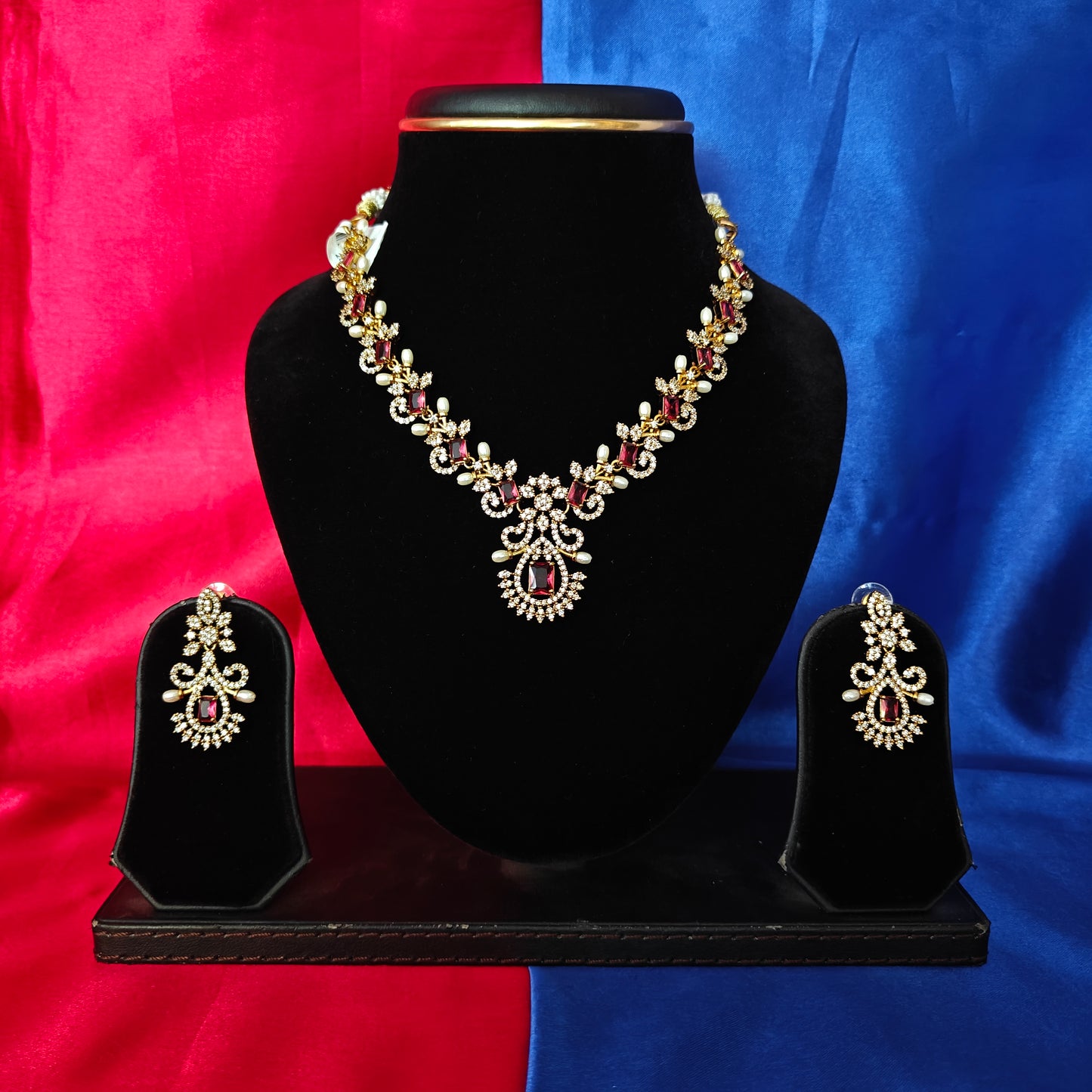 Elegant Victorian Short Necklace In Red Stone