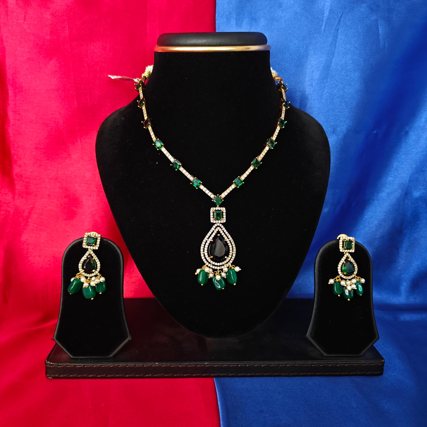 Elegant Victorian Short Necklace In Green Beads