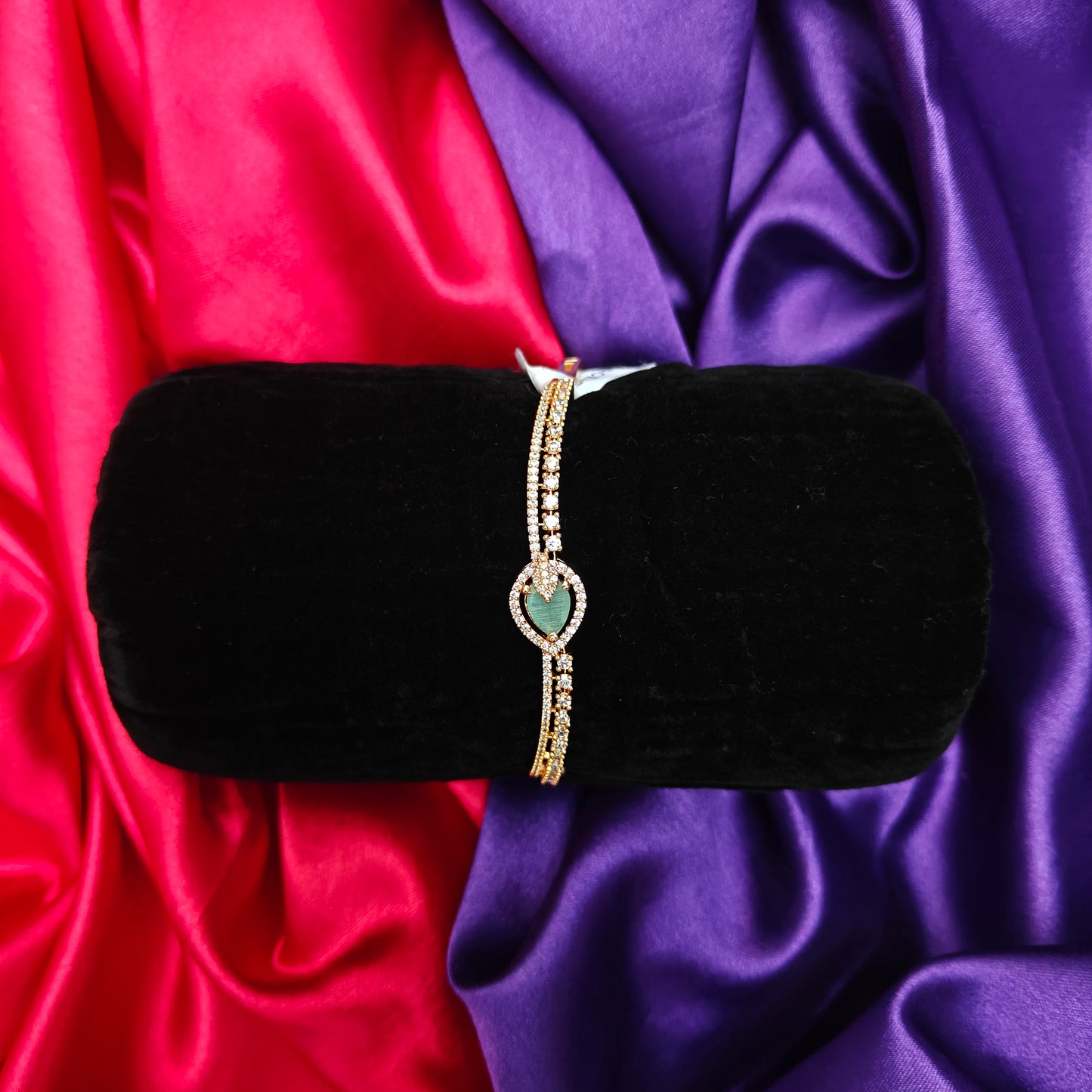 Beautiful Gold Bracelet In Pista Green Stone