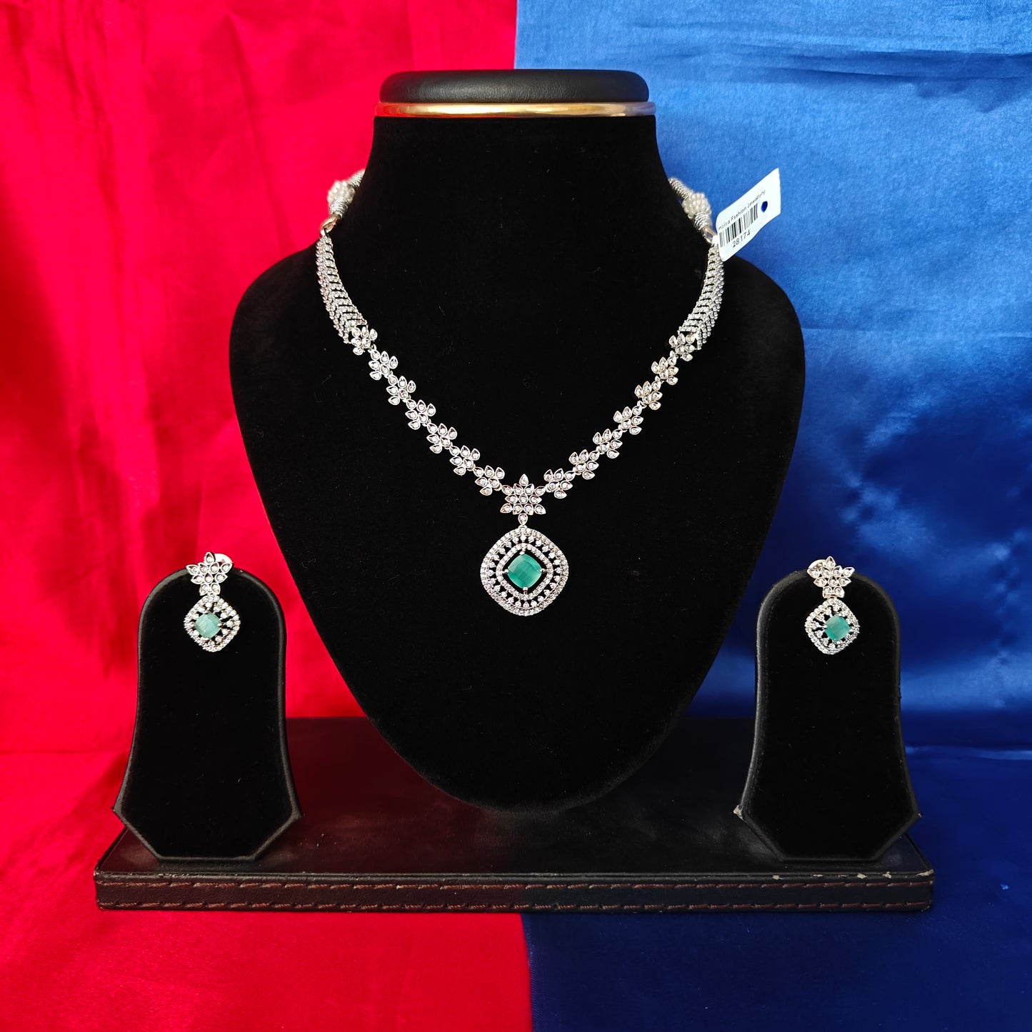 Elegant Silver Short Necklace In Pista Green Stone