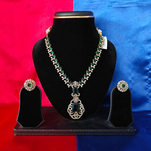 Beautiful Victorian Short Necklace In Green Stone