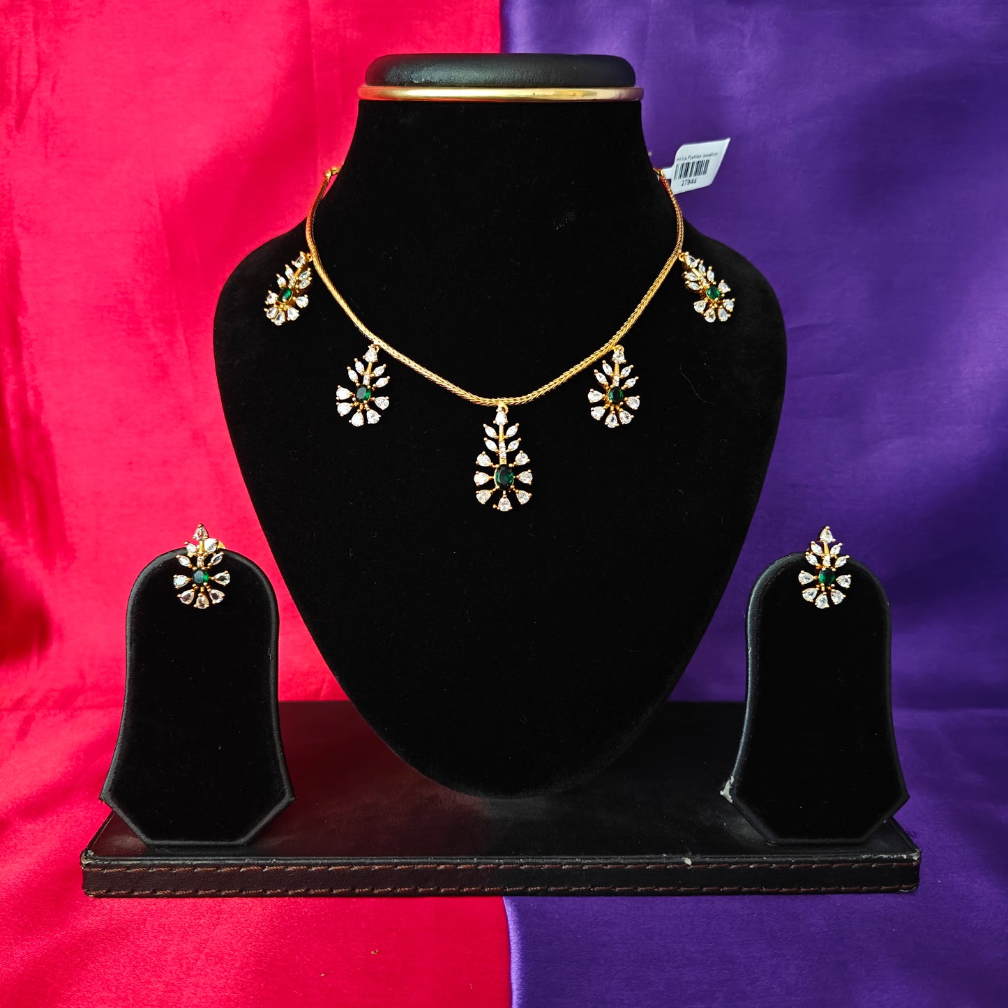 Beautiful Simple Non Necklace In Green Stone