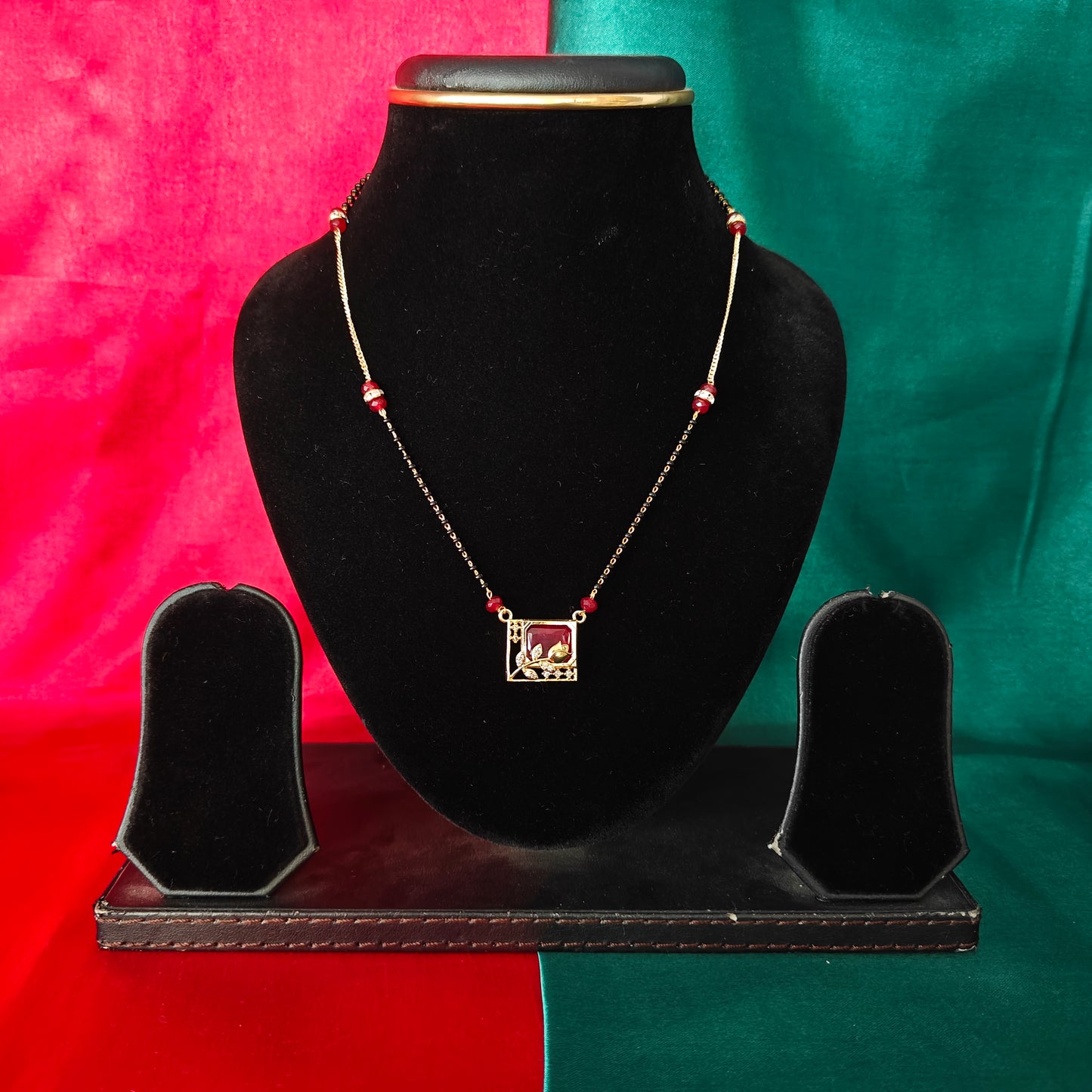 Beautiful Simple Black Beads Short In Maroon Stone