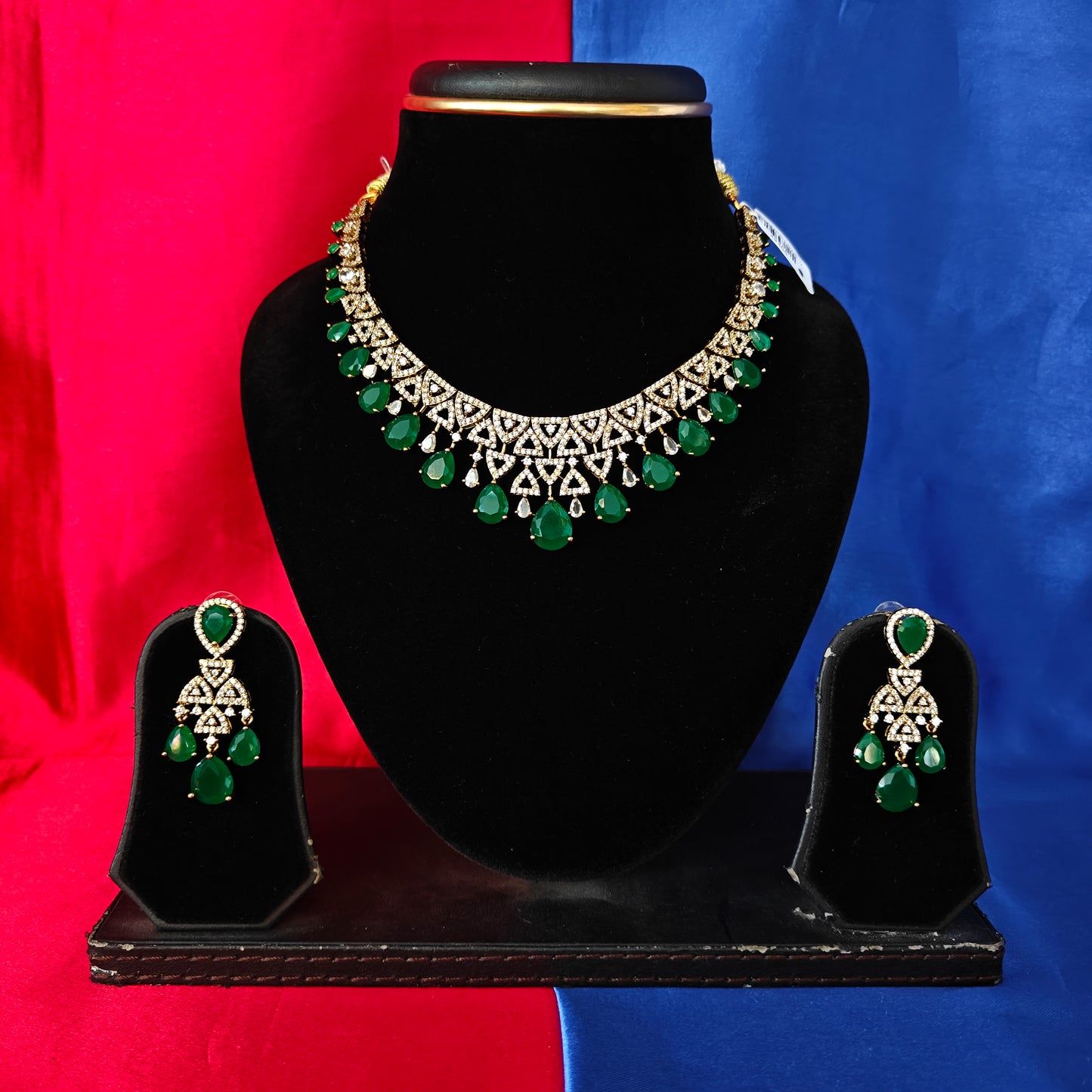 Beautiful Victorian Short Necklace In Green Stone