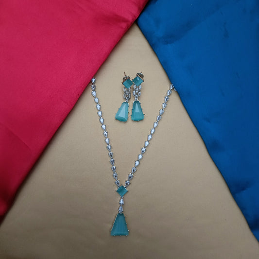 Elegant Silver Short Necklace In Pista Green Stone