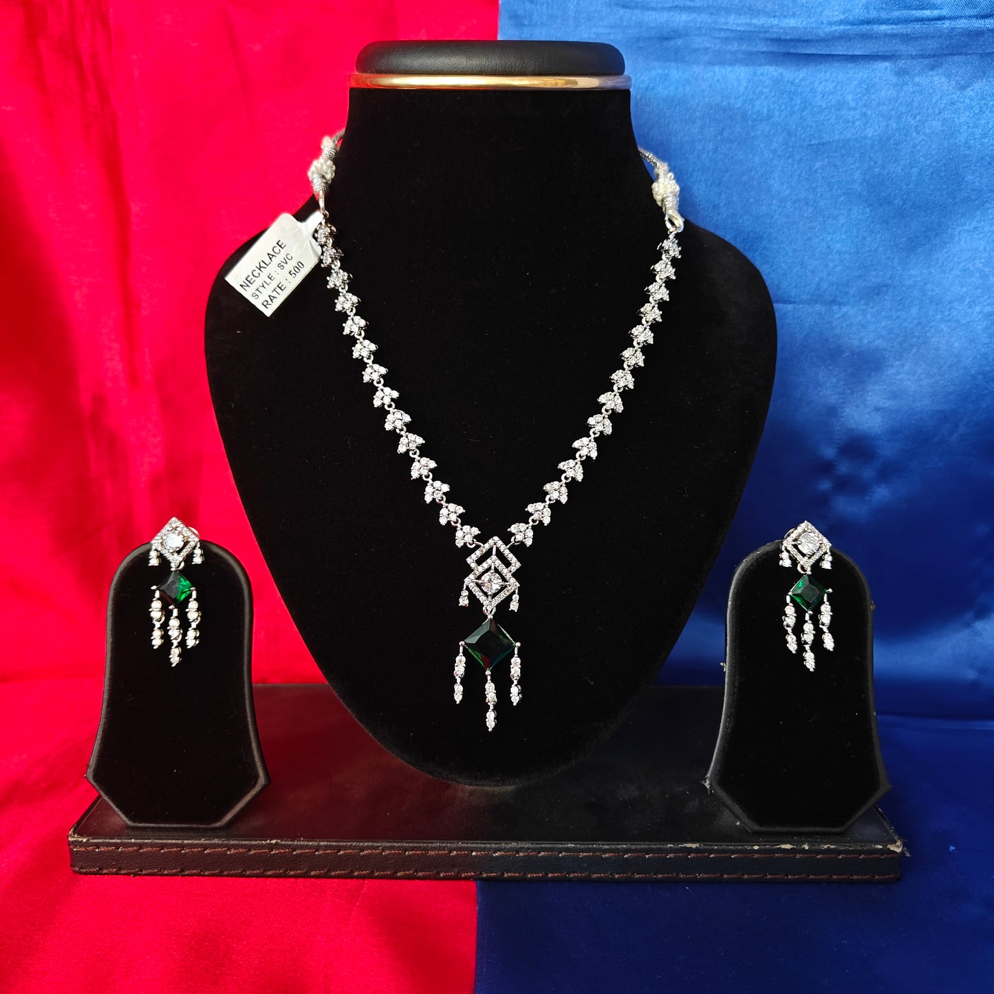 Elegant Silver Short Necklace In Green Stone