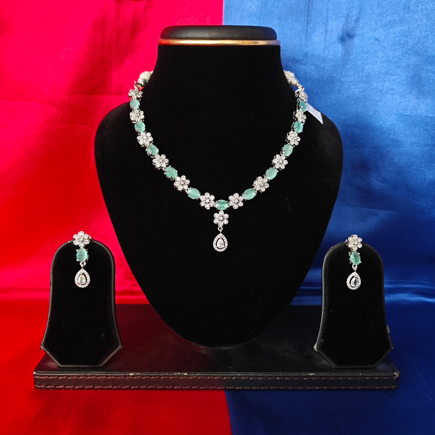 Elegant Silver Short Necklace In Pista Green Stone