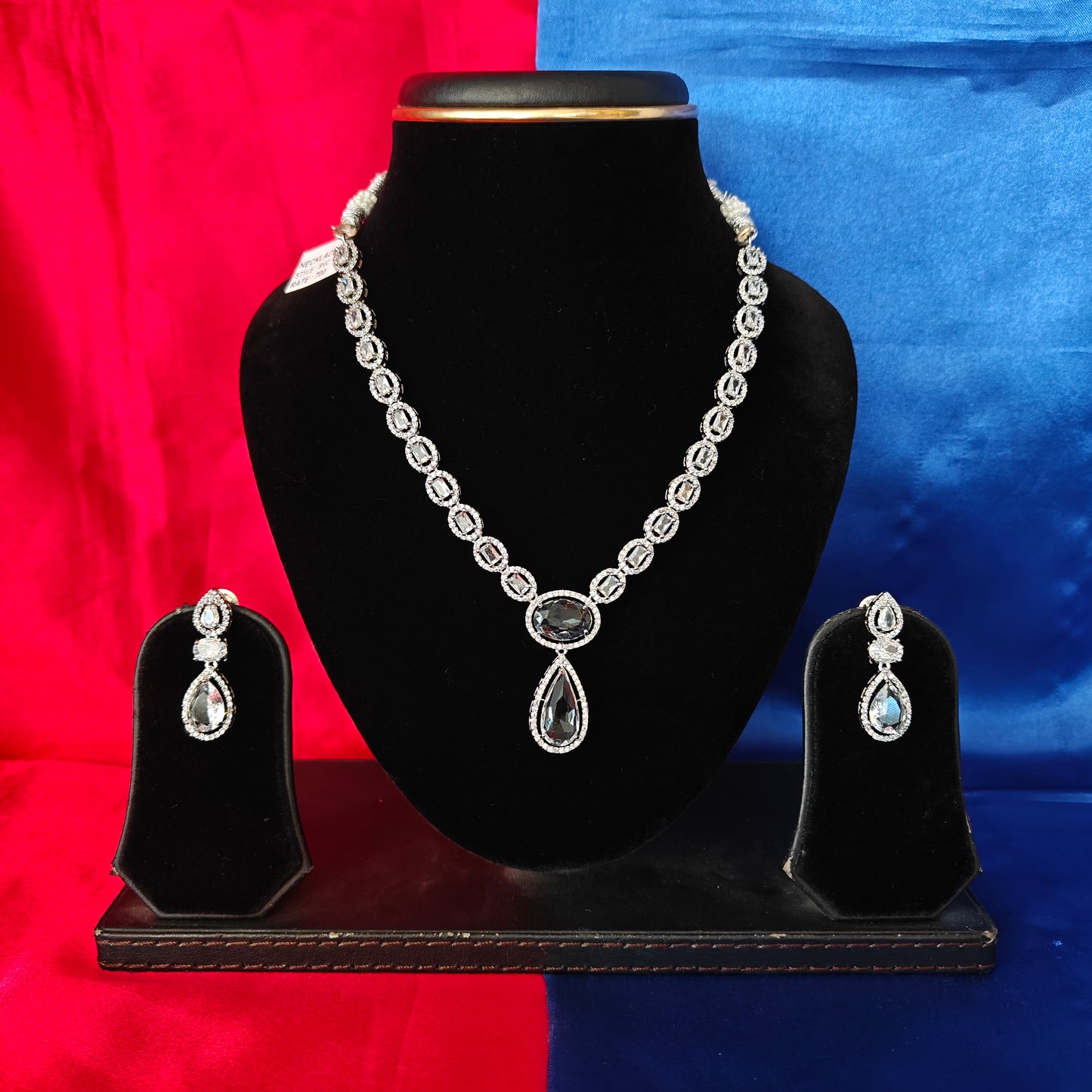 Beautiful Silver Short Necklace In White Stone