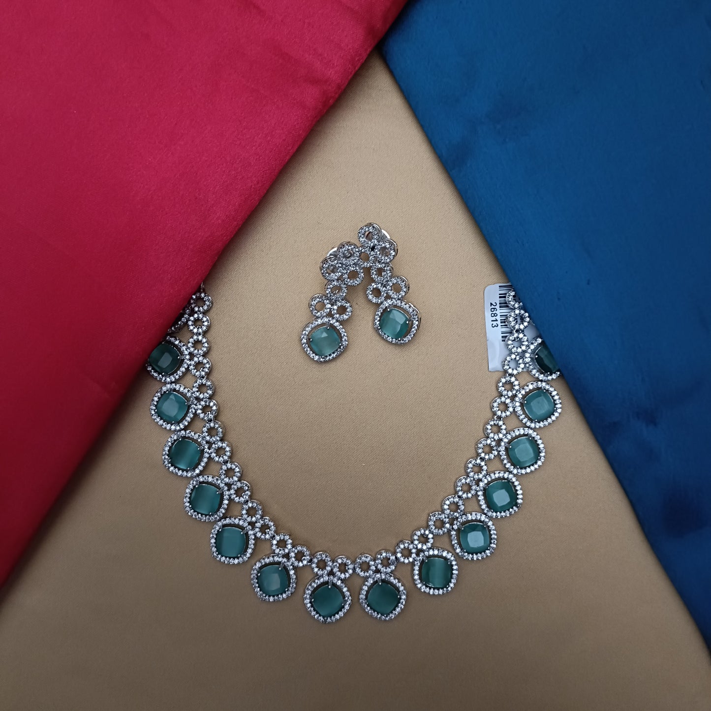 Elegant Silver Short Necklace In Pista Green Stone