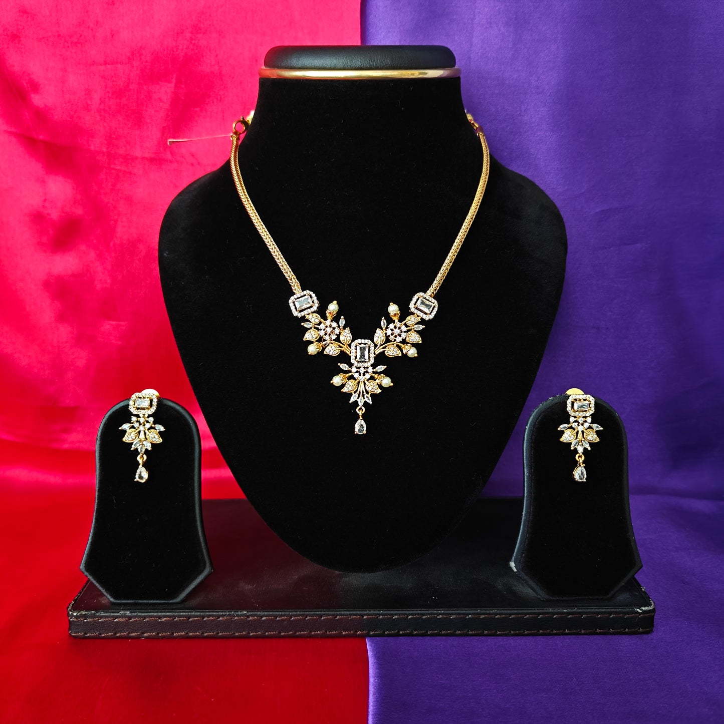 Beautiful Simple Non Necklace In White Stone