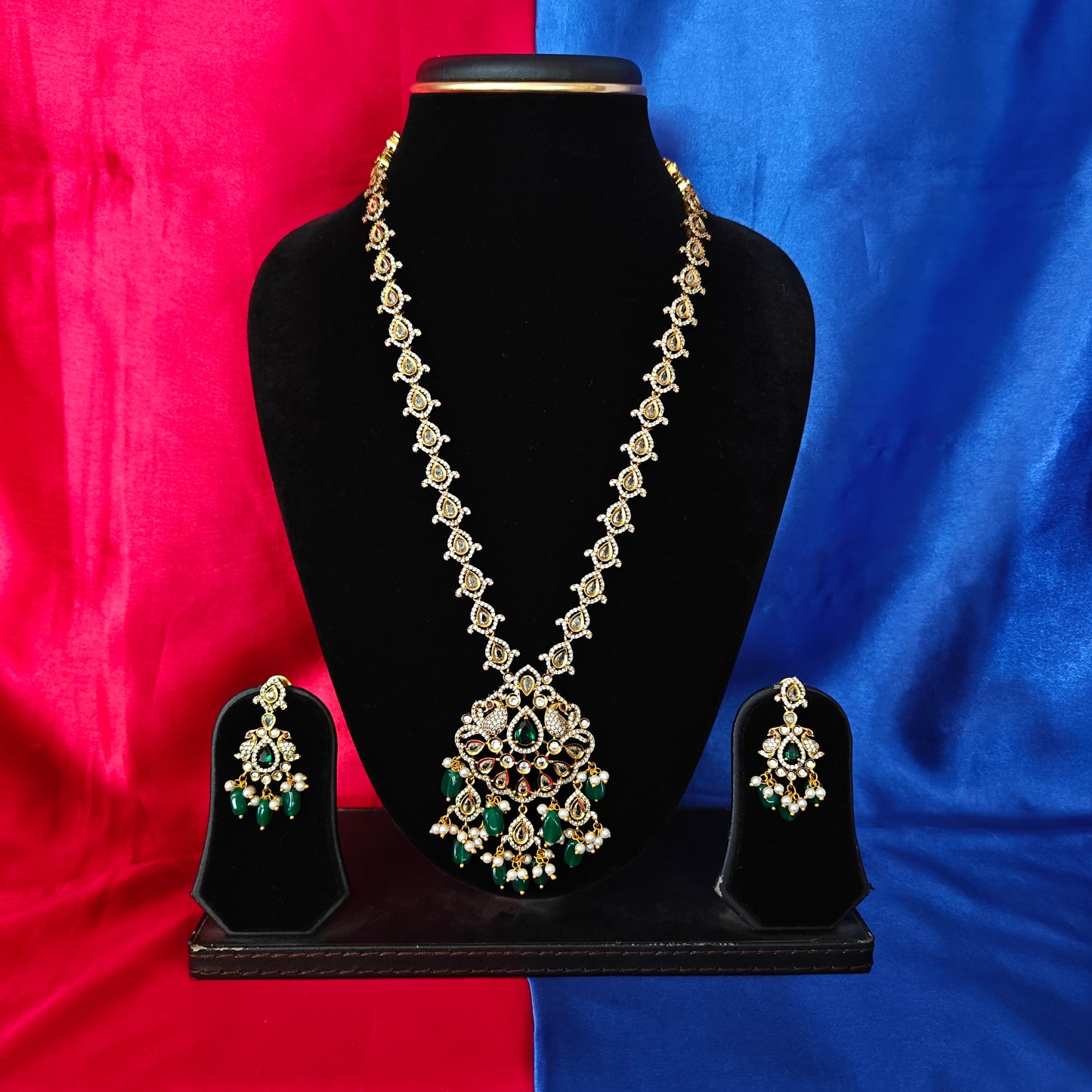 Elegant Victorian Long Necklace In Green Beads