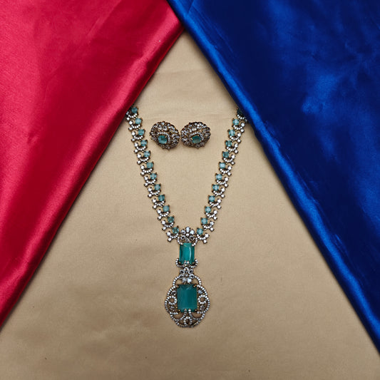Beautiful Victorian Short Necklace In Pista Green Stone