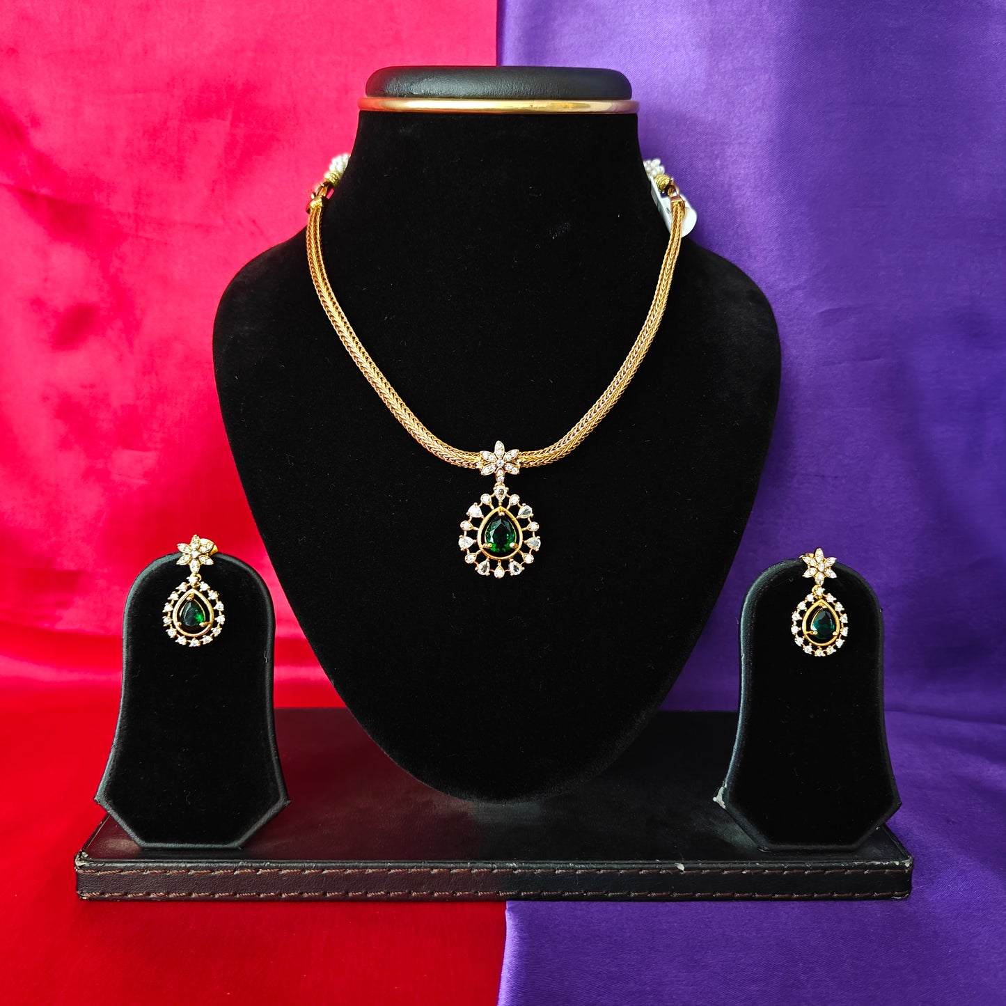 Beautiful Simple Non Necklace In Green Stone