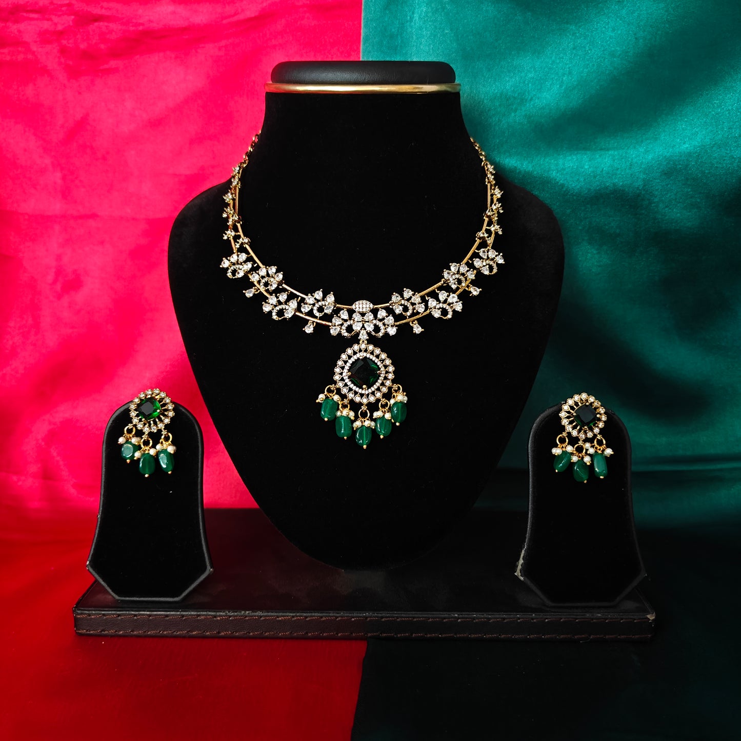 Elegant Kante Necklace In Green Stone