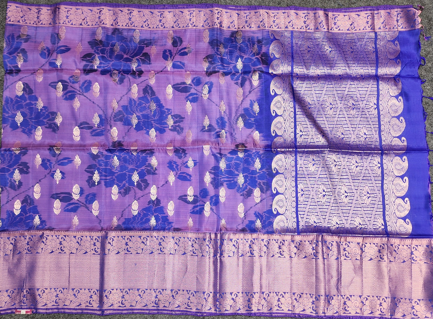 Ikkat Kanchi pattu Butta Handloom Sarees