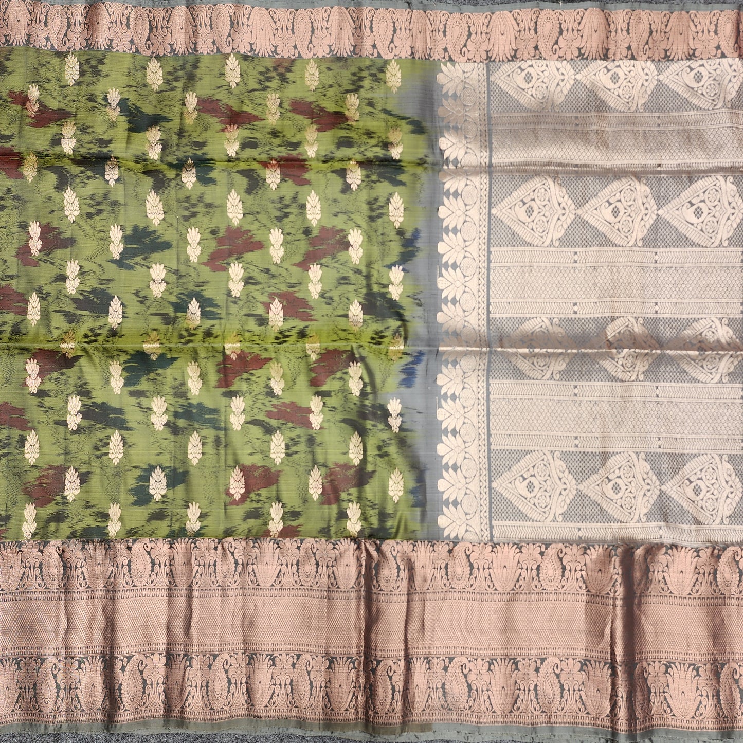 Ikkat Kanchi pattu Butta Handloom Sarees