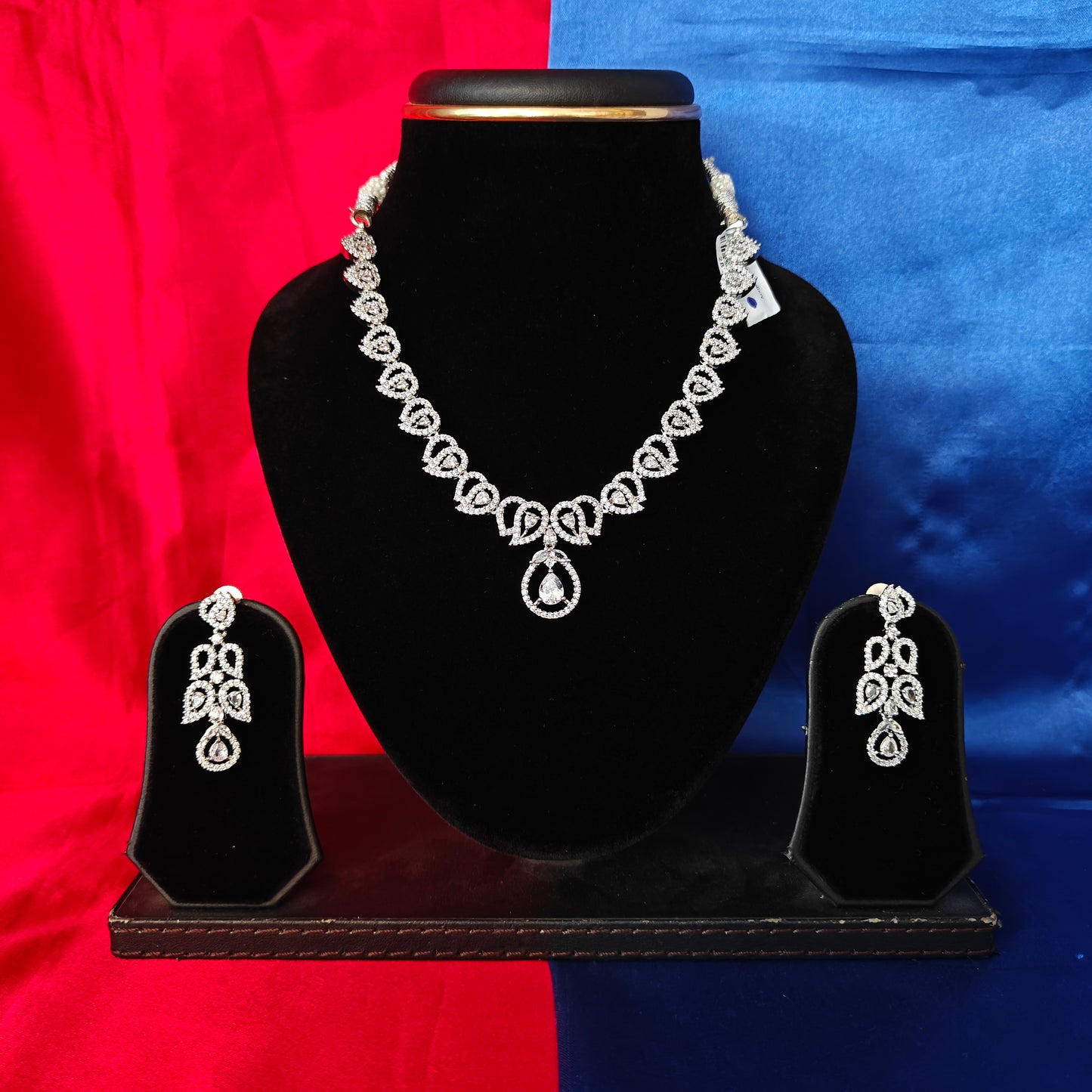 Elegant Silver Short Necklace